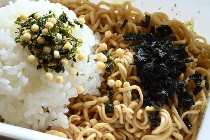 カップ焼きそばの中に入っているごはんとふりかけ
