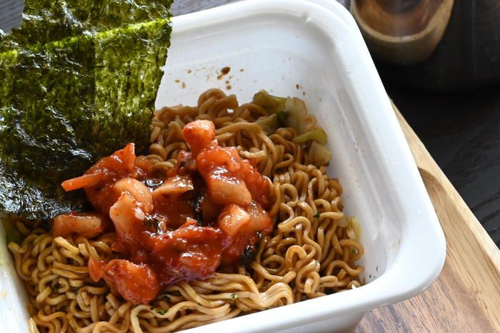 キムチと韓国のりがのったカップ焼きそば