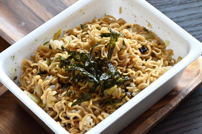 カップやきそばの中にご飯を入れたそばめし風カップ焼きそば