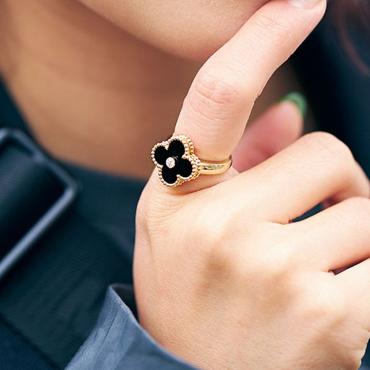 ヴァン クリーフ&アーペルのリングを着用