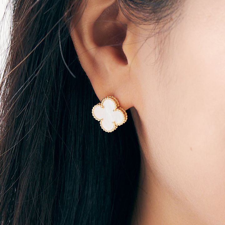 ヴァン クリーフ&アーペルのピアス着用