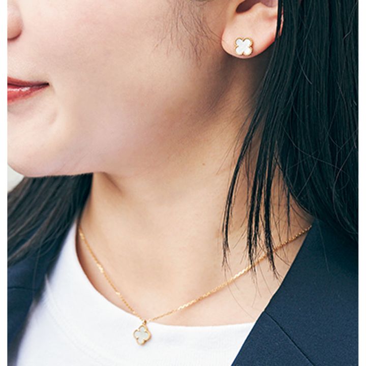 ヴァン クリーフ&アーペルのネックレスを着用