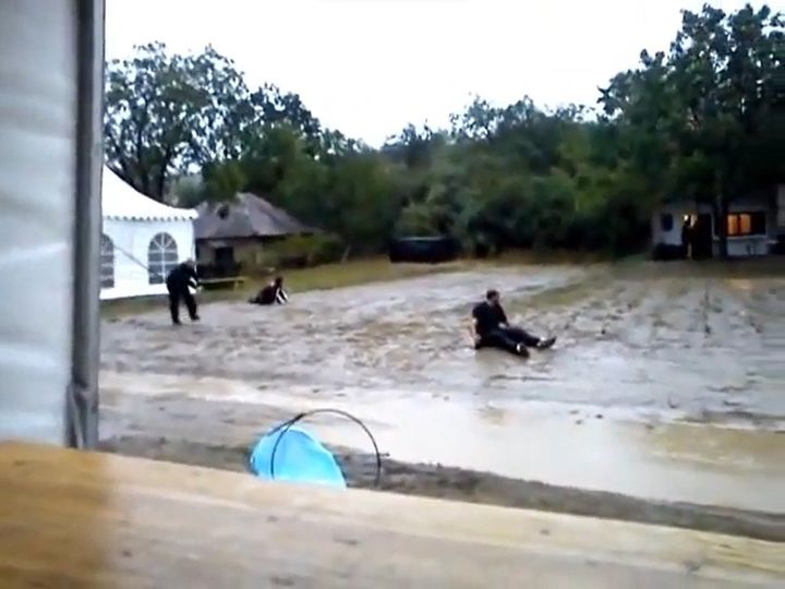 転倒してしまった男性