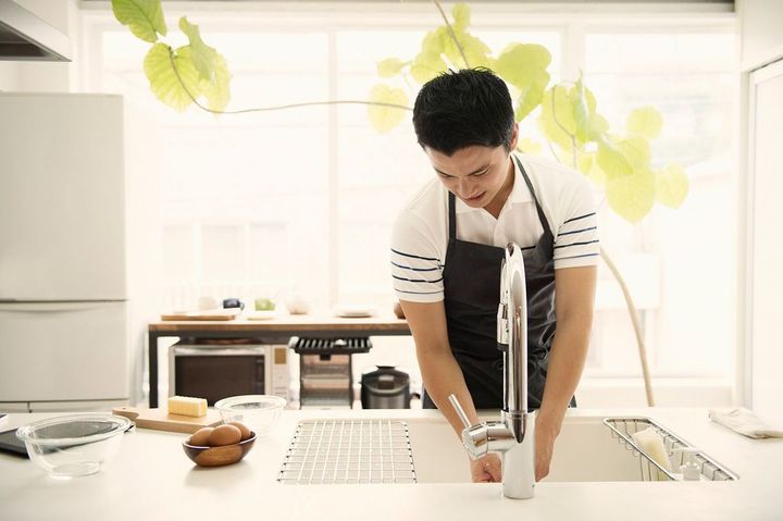 キッチンで洗い物をする男性