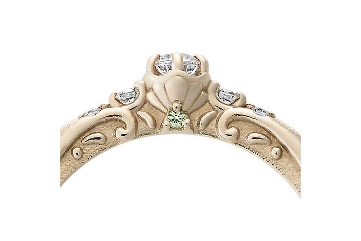 貝殻や水しぶきなどのモチーフがあしらわれたデザイン