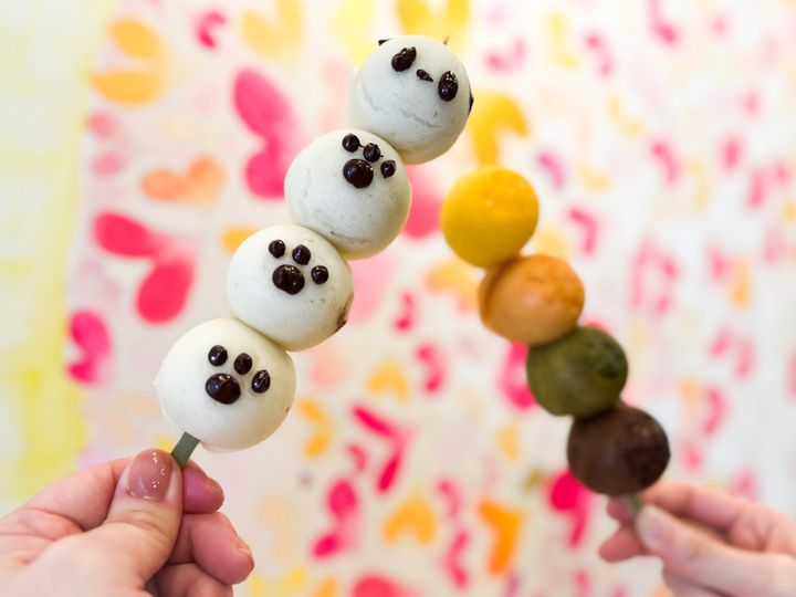 手に持った「パンダーカオ」と「4種マーラーカオ串」