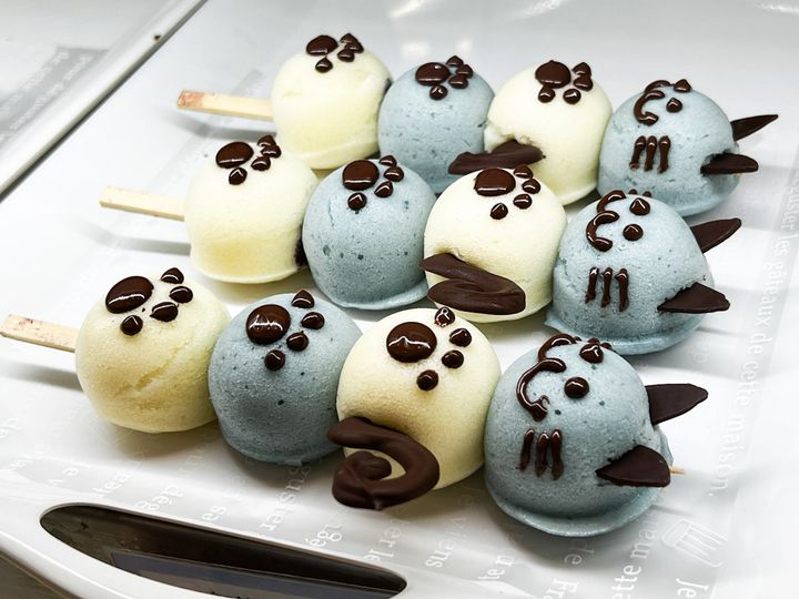 ディスプレイされた猫ちゃんコーティングの「マーラーカオ串」