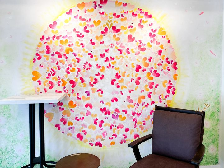 華やかな壁絵の「ちーさん家のマーラーカオ」のイートインスペース