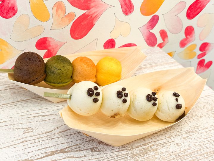 テーブルに並んだ「パンダーカオ」と「4種マーラーカオ串」