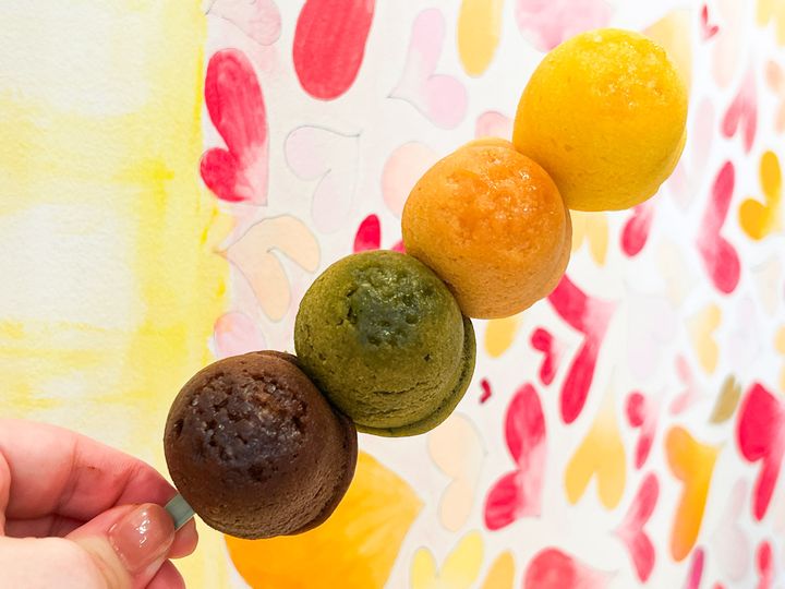 手に持った「4種マーラーカオ串」