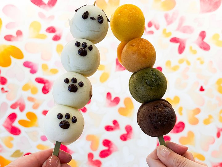 手に持った「パンダーカオ」と「4種マーラーカオ串」