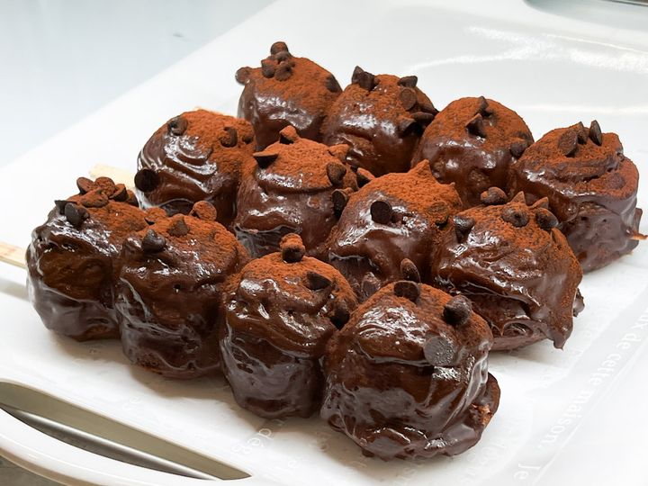 ディスプレイされたチョコレートづくしの「マーラーカオ串」