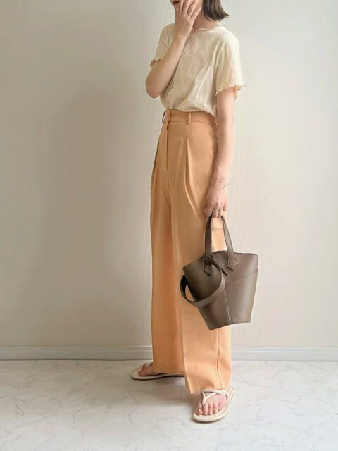 くすみカラーのパンツコーデ