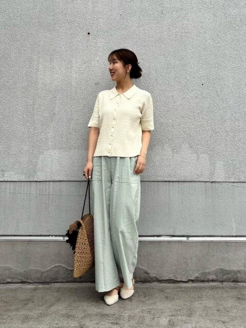 くすみカラーのパンツコーデ