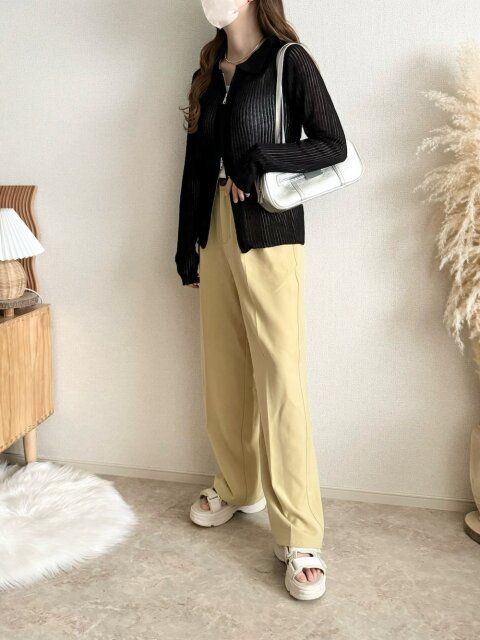 くすみカラーのパンツコーデ