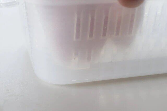 ダイソー ザル付容器（レンジ対応、500ml） ザルの脚