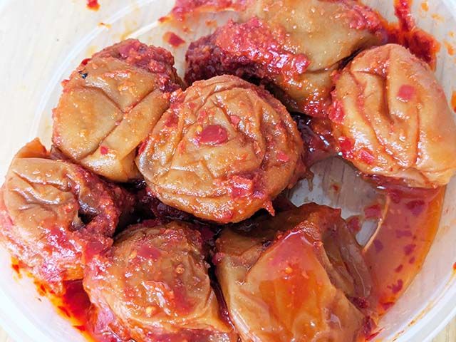 真っ赤なヤンニョムをまとった「カルディ 梅干しキムチ」のアップ写真。