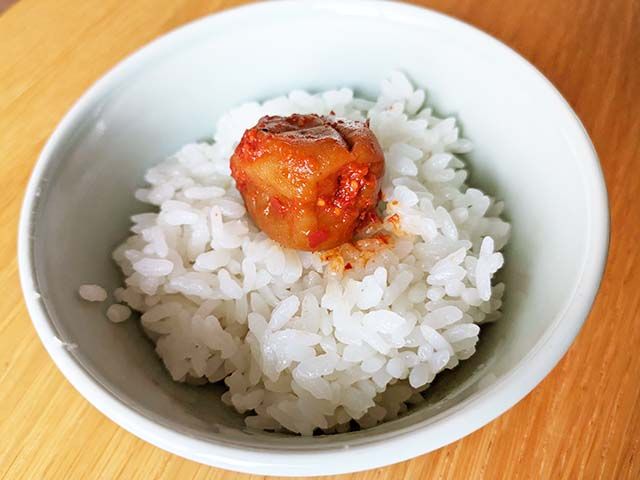カルディ「梅干しキムチ」の一粒がご飯にのっている様子