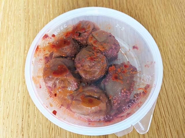 カルディ「梅干しキムチ」の容器の中、に7粒の梅干しが入っている様子