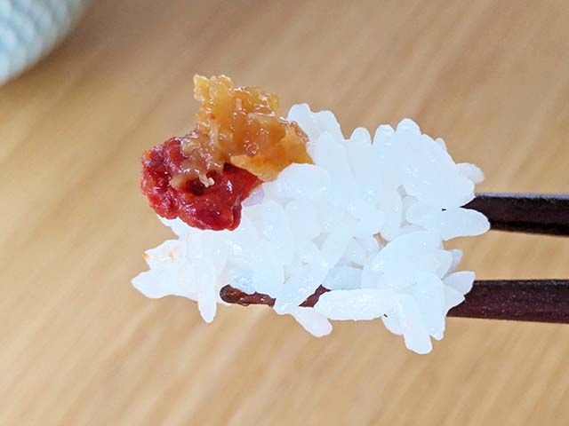 カルディ「梅干しキムチ」とご飯を、一緒にお箸で持っている様子