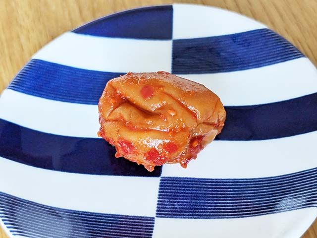 カルディ「梅干しキムチ」の一粒が、お皿にのっている様子