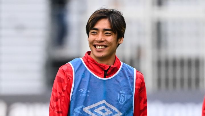 日本帰国中の伊東純也、私服はこんな感じ！メガネ姿だった