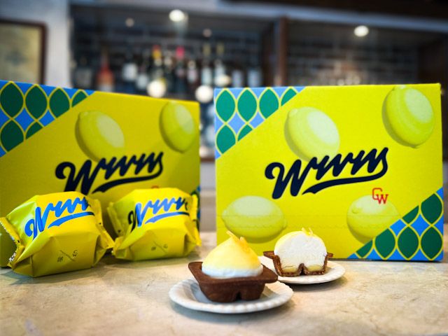 カウンターに並んだ「チーズワンダーイエロー」の商品とパッケージ