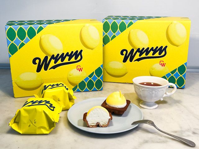 テーブルに並んだ「チーズワンダーイエロー」のパッケージと商品