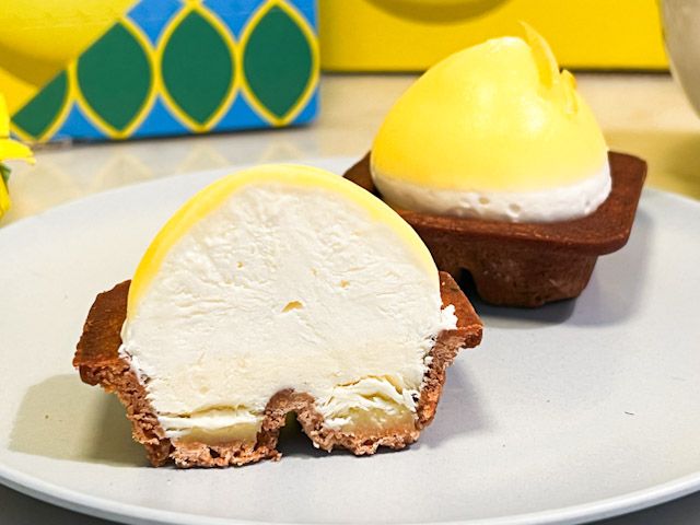 お皿に乗った半分に切った「チーズワンダーイエロー」