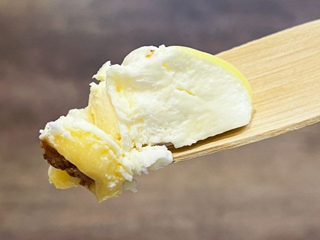 スプーンですくった「チーズワンダーイエロー」の生チーズケーキ