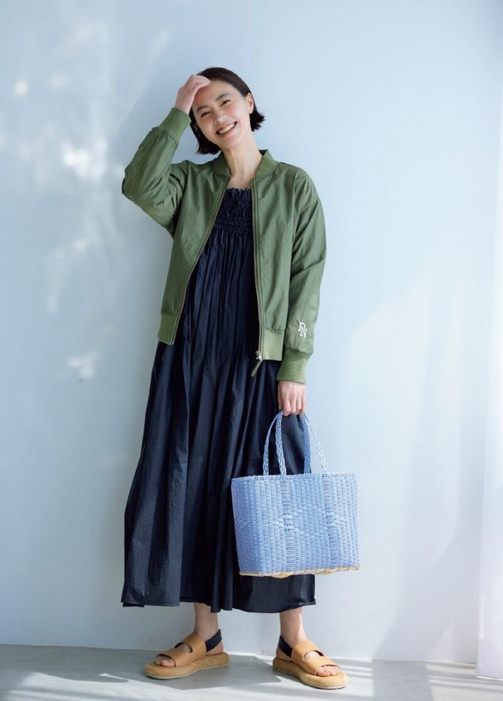 デッサンのカーキのブルゾンと黒ワンピのコーデ