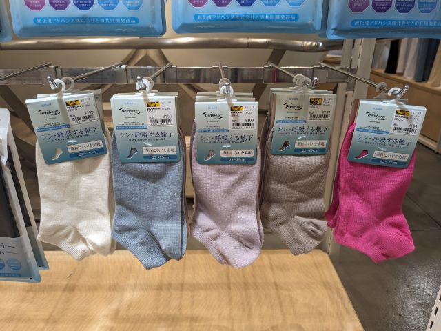 シン・吸収するインナー靴下がラックに並べられている