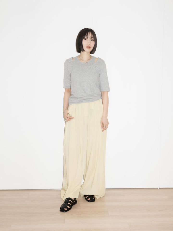 画像: レイヤードトップ￥4,950、パンツ￥5,940、サンダル￥6,930すべて【シテン】 その他／本人私物 出典：シテン