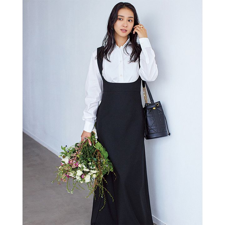 武井咲,DIOR,ディオール,モノトーンコーデ,白シャツコーデ,ジャンパースカートコーデ