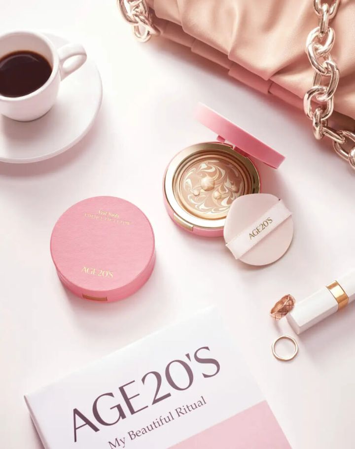 「エージトウエンティズ」の新作ファンデーション「エッセンスパクトグロウ リフィル」