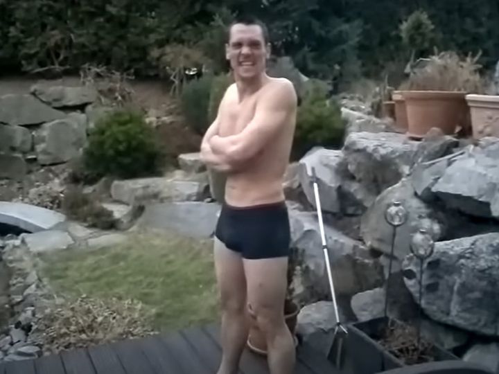 凍ったプールへのダイブに挑む男性