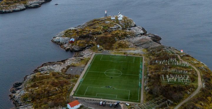 素晴らしすぎる絶景！海と調和する世界の美しいスタジアム3選