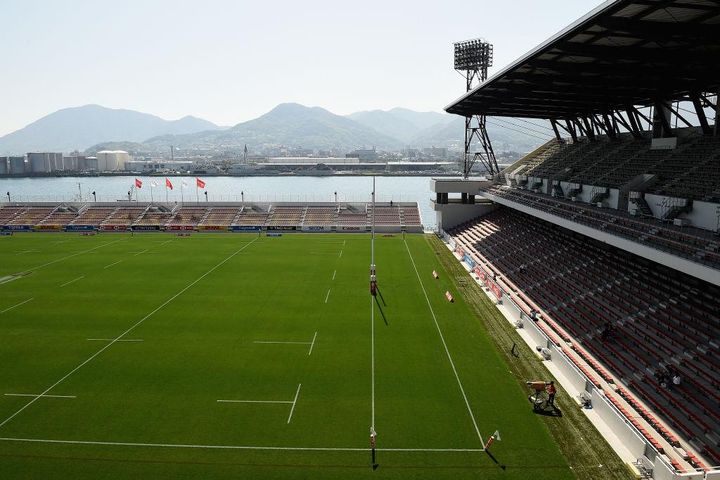 素晴らしすぎる絶景！海と調和する世界の美しいスタジアム3選