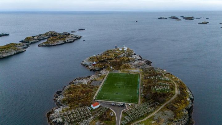 素晴らしすぎる絶景！海と調和する世界の美しいスタジアム3選