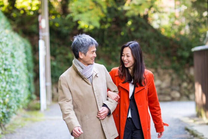 「若者に好かれる」おじさんの特徴7つ