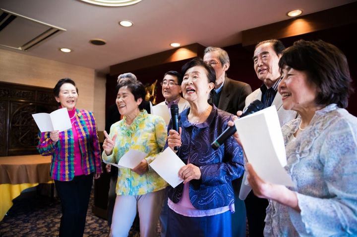 豊かな高齢期の鍵を握るのは「偶然の出会い」？