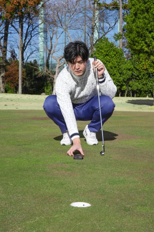 3パットをなくす練習法は“スマホ”を使う！スクエアな構えの覚え方