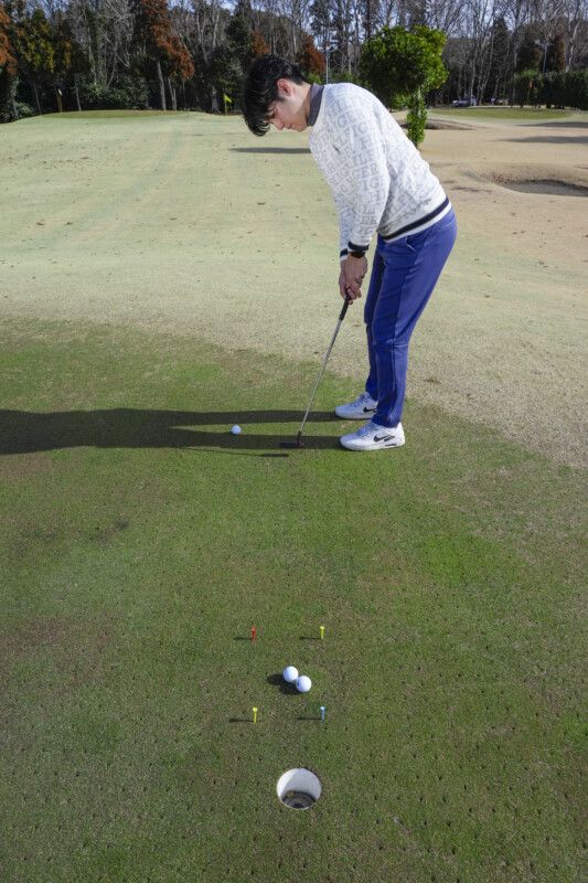 3パットをなくす練習法は“スマホ”を使う！スクエアな構えの覚え方