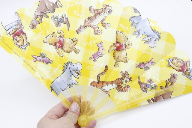 ダイソー 水をはじく扇子（くまのプーさん） デザイン