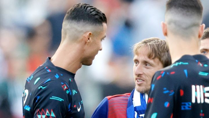 39歳ロナウドと38歳モドリッチ、代表戦で再会！ハグシーンが話題に