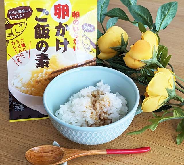 カルディ「卵のいらない卵かけご飯の素」と「卵のいらない卵かけご飯の素」をかけたご飯がテーブルに並んでいる様子