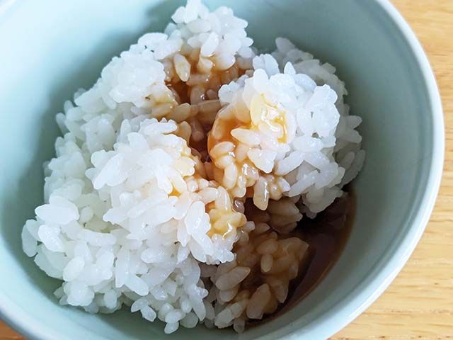 カルディ「卵のいらない卵かけご飯の素」をご飯にかけた様子