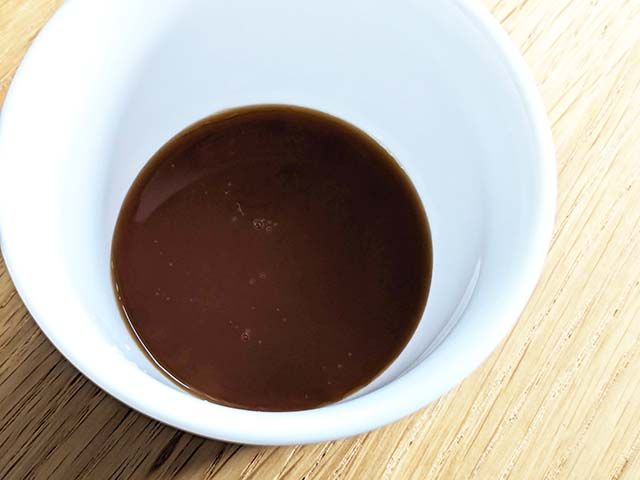 卵かけご飯の素を容器に出した様子