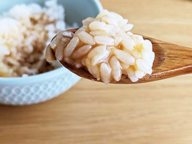 カルディ「卵のいらない卵かけご飯の素」をかけたご飯をスプーンですくっている様子