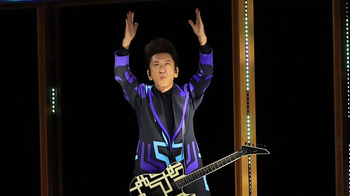 「言葉にできない苦労もあっただろう」 布袋寅泰さん、引退の岡崎慎司と“現役お疲れ様会”をロンドンで開催！